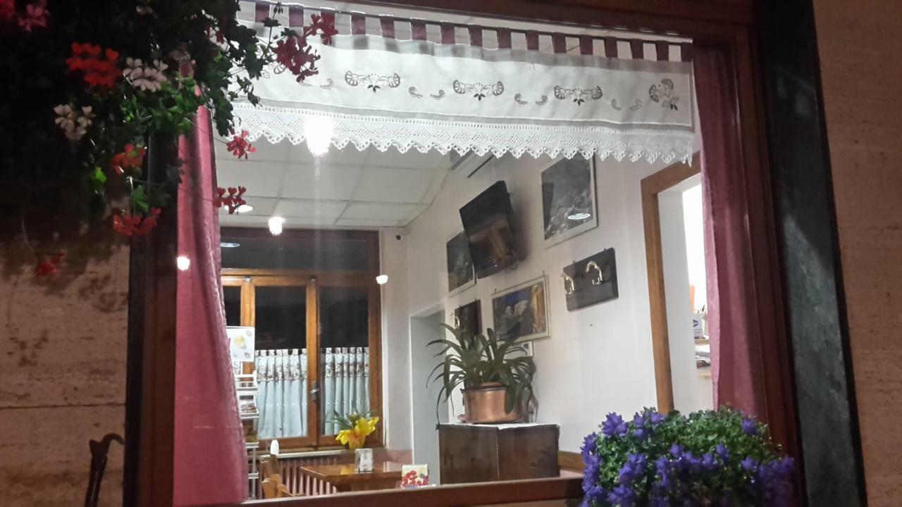 Albergo Ristorante Centro Vico Canavese Exteriér fotografie